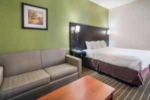 Postel nebo postele na pokoji v ubytování Clarion Inn & Suites Weatherford South