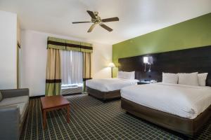 Postel nebo postele na pokoji v ubytování Clarion Inn & Suites Weatherford South