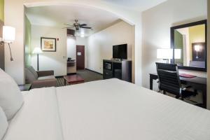 TV a/nebo společenská místnost v ubytování Clarion Inn & Suites Weatherford South
