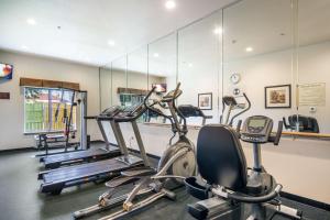 Fitness centrum a/nebo fitness zařízení v ubytování Clarion Inn & Suites Weatherford South