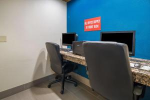 TV a/nebo společenská místnost v ubytování Clarion Inn & Suites Weatherford South