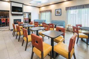 TV a/nebo společenská místnost v ubytování Clarion Inn & Suites Weatherford South