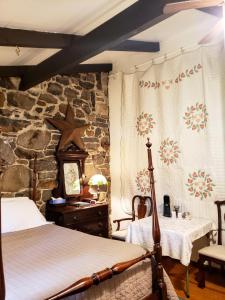 una camera con letto e parete in pietra di Battlefield Bed & Breakfast a Gettysburg
