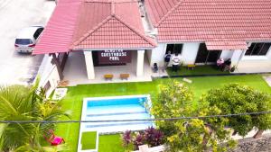 Pemandangan kolam renang di Achutra Muslim Guesthouse (pool) atau berdekatan