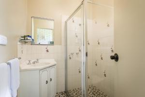 a bathroom with a shower and a sink at Allamar Motel in Mount Beauty +23 photos