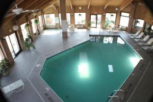 an overhead view of a large swimming pool in a building at American Inn and Suites Ionia in Ionia