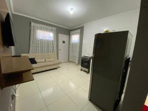 uma grande sala de estar com um sofá e uma mesa em Green House Apartamentos em Ubá