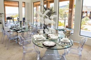 ein Esszimmer mit Glastisch und Stühlen in der Unterkunft Starlight Boutique Hotel Pioneertown in Pioneertown