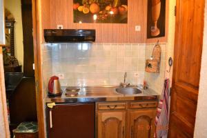 Una pequeña cocina con fregadero y microondas. en Quimper Centre, en Quimper 15 fotos más