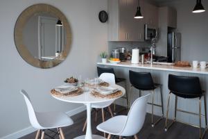 Luxury Furnished Apartments by Hyatus Downtown at Yale的厨房或小厨房