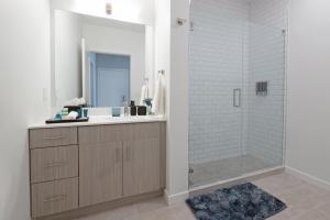 Luxury Furnished Apartments by Hyatus Downtown at Yale的一间浴室