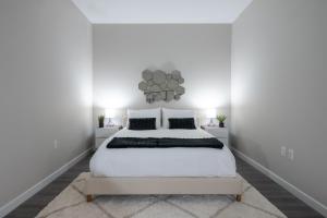 Luxury Furnished Apartments by Hyatus Downtown at Yale客房内的一张或多张床位
