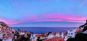 Blick auf eine Stadt mit rosa Wolken am Himmel in der Unterkunft Hamilton Cove-Boho Chic Villa w/Golf Cart...No pets. in Avalon