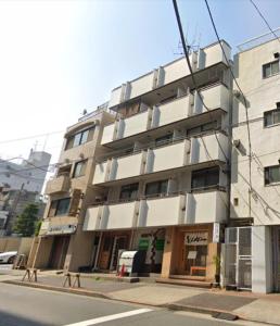 budynek na rogu ulicy miejskiej w obiekcie NAVI Azabujuban w Tokio