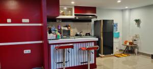 uma cozinha com um balcão e um frigorífico em D&D Guest House & Cafe Syariah em Medan