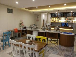 un ristorante con tavoli, sedie e un bancone di Hotel Besar Purwokerto a Purwokerto