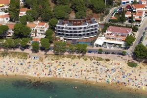 uma vista aérea de uma praia com muitas pessoas em Vista Roses Mar - Canyelles Petites Platja em Roses