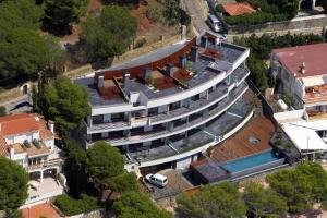 una vista aérea de un edificio con piscina en Vista Roses Mar - Canyelles Petites Platja, en Roses