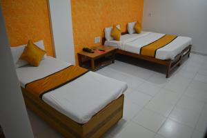 Een bed of bedden in een kamer bij HOTEL RUNWAY INN