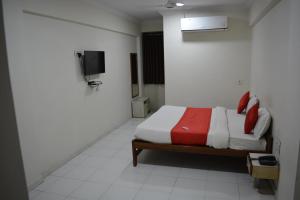 Een bed of bedden in een kamer bij HOTEL RUNWAY INN