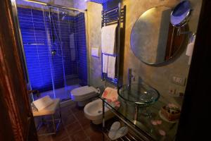 Koupelna v ubytování Robur Marsorum Albergo Diffuso