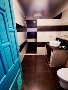 A bathroom at Mui Ne Hills Bliss Hotel