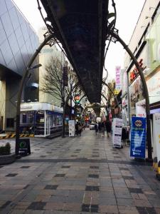 uma rua da cidade com pessoas andando pela rua em Jeonju Tourist Hotel em Jeonju