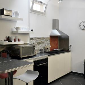 Kitchen o kitchenette sa Les Lys