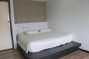 1 dormitorio con 1 cama blanca en una habitación en Hotel Lam Seng en Pantai Remis
