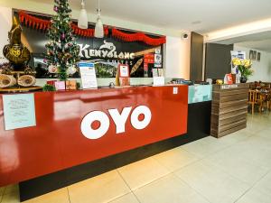 um balcão de XO num restaurante com uma árvore de Natal em OYO 1148 Kenyalang Suite em Miri