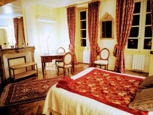 Ένα ή περισσότερα κρεβάτια σε δωμάτιο στο Les chambres d'hôtes du Manoir de Roz-Maria