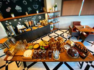 イオアニナにあるAar Hotel & Spa Ioanninaの食べ物の種類が豊富なテーブル