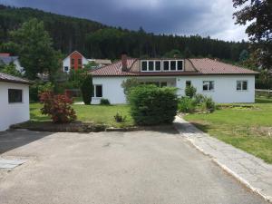 a large white house with a driveway at Ferienwohnung Betz in Riedenburg