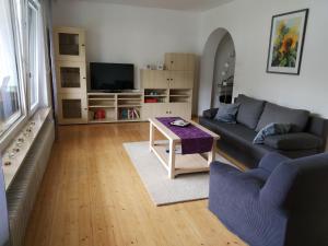 a living room with a couch and a table at Ferienwohnung Betz in Riedenburg