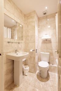 y baño con aseo, lavamanos y aseo. en Parkmore Hotel & Leisure Club, Sure Hotel Collection by BW en Stockton-on-Tees