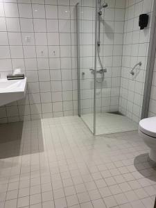 un bagno con doccia, WC e lavandino di Home Hotel Helma a Mo i Rana