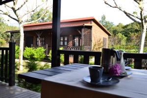 - une table avec une bouilloire et une tasse sur une terrasse couverte dans l'établissement Complejo Camping La Mata, à Madrigal de la Vera