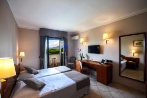 TV a/nebo společenská místnost v ubytování Hotel Le Palme