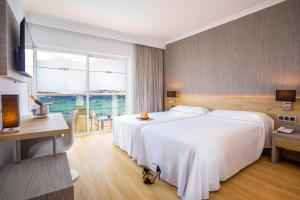 Cama ou camas em um quarto em Hotel Simbad Ibiza