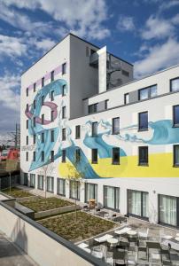 un edificio con un mural en el costado en URBAN LOFT Cologne, en Colonia