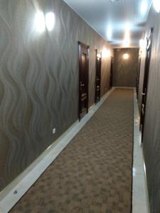 un pasillo con taquillas y un pasillo con alfombra en МилЭлин en Krasnodar