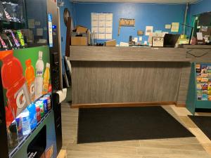 a grocery store with a checkout counter in a store at Tiki Lodge Hotel Modesto in Modesto