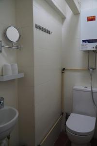 香港的住宿－紅館客棧，一间带卫生间和水槽的浴室