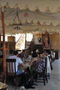 En restaurang eller annat matställe på Hotel Nachana Haveli