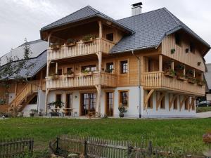 uma grande casa de madeira com um gambrel em Fischerhof em Höchenschwand