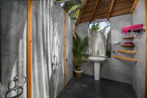 Bathroom sa Goa Cottages Agonda