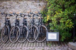 uma fila de bicicletas estacionadas ao lado de uma parede de pedra em Hôtel La Villefromoy em Saint Malo