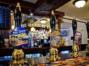 Stoke PriorにあるHanbury Turnのカウンターにビールが2本あるバー