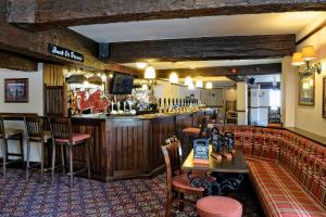 Stoke Prior的住宿－Hanbury Turn，酒吧里带椅子和柜台的酒吧