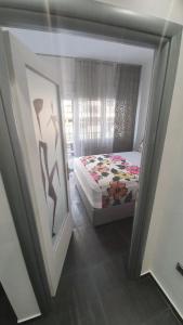 - une vue sur une chambre avec un lit et un miroir dans l'établissement City Center Comfortable Studio Apartment, à Kavala
